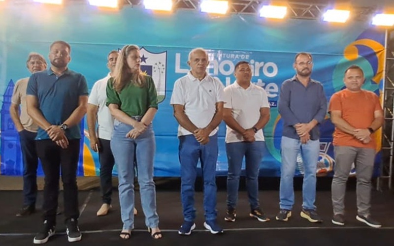 Dilmara entrega calcamento e assina novas ordens de servico em Limoeiro 2