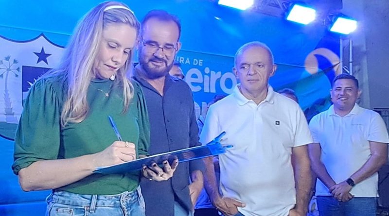 Dilmara entrega calçamento e assina novas ordens de serviço em Limoeiro