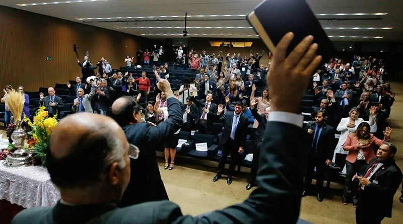 Mudança religiosa no Brasil redefine política e desafia partidos e lideranças