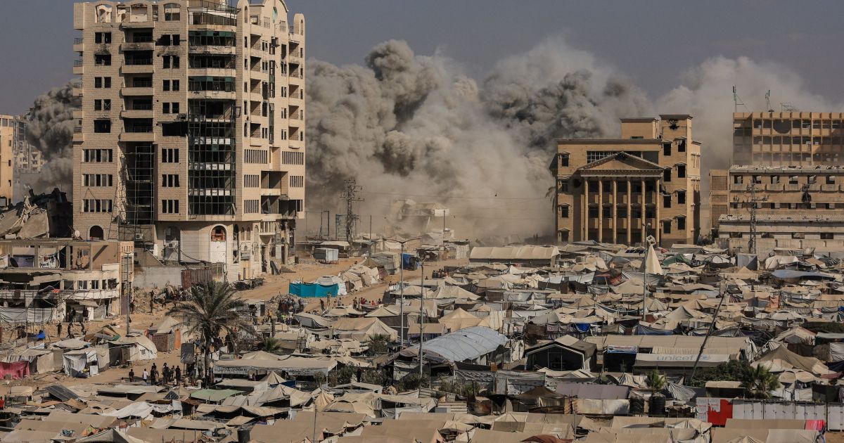 Ataques israelenses destroem predios residenciais na Faixa de Gaza