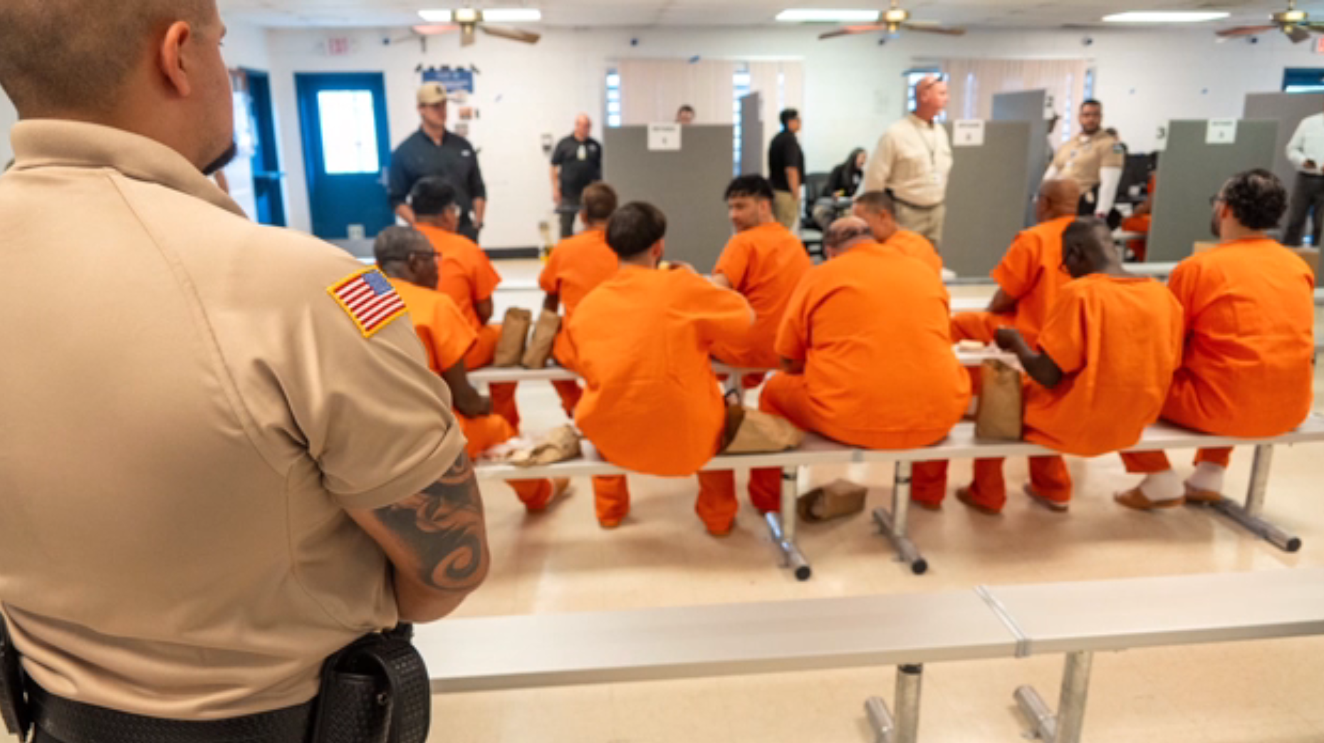 “Depósito de Deportação” na Flórida começa a receber primeiros imigrantes