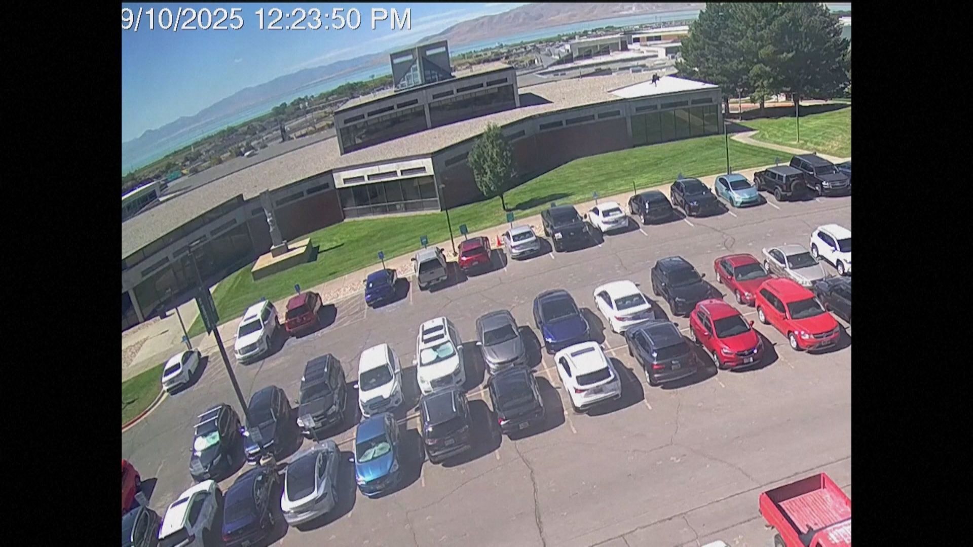 FBI divulga imagens de susposto atirador de Charlie Kirk