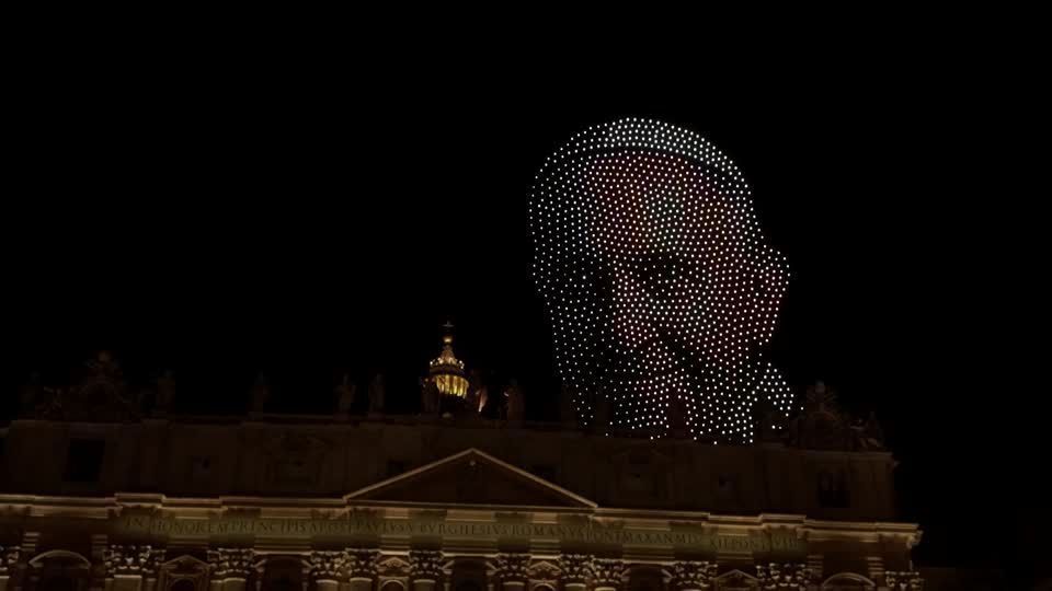 Graca para o Mundo ilumina a Basilica de Sao Pedro no Vaticano com musica e drone