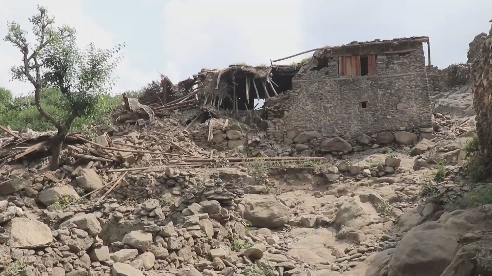 Vídeos mostram destruição causada por terremoto no Afeganistão; veja