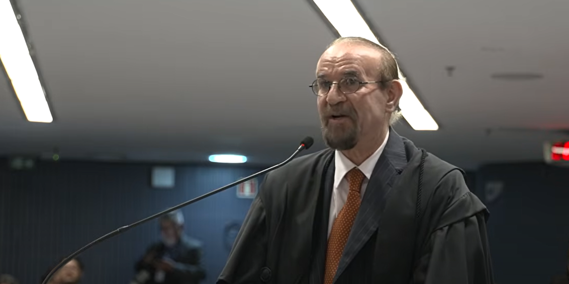 “Presença física” e “função institucional” não são crime, diz defesa de Cid