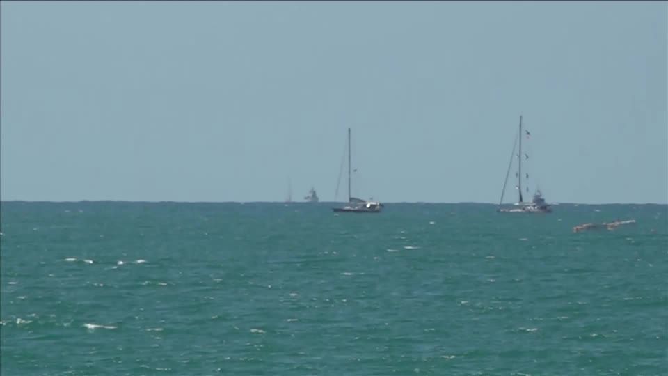Navios interceptados da flotilha de ajuda humanitaria de Gaza sao vistos chegando ao porto israelens