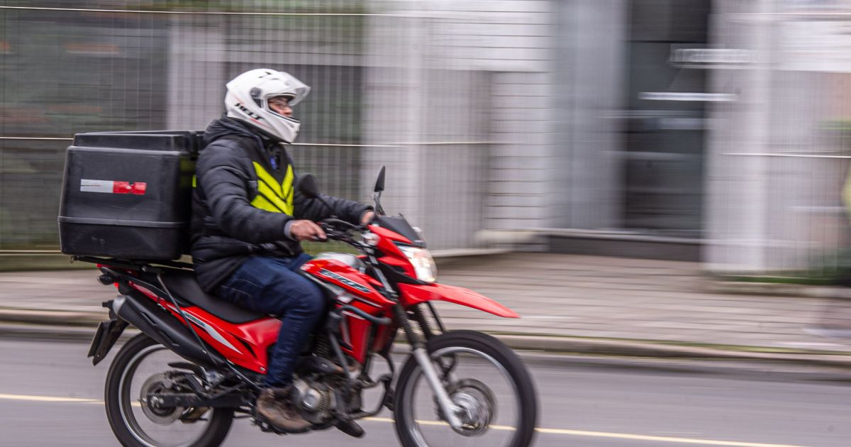 RJ aprova lei que impede que entregador seja obrigado a subir com pedidos