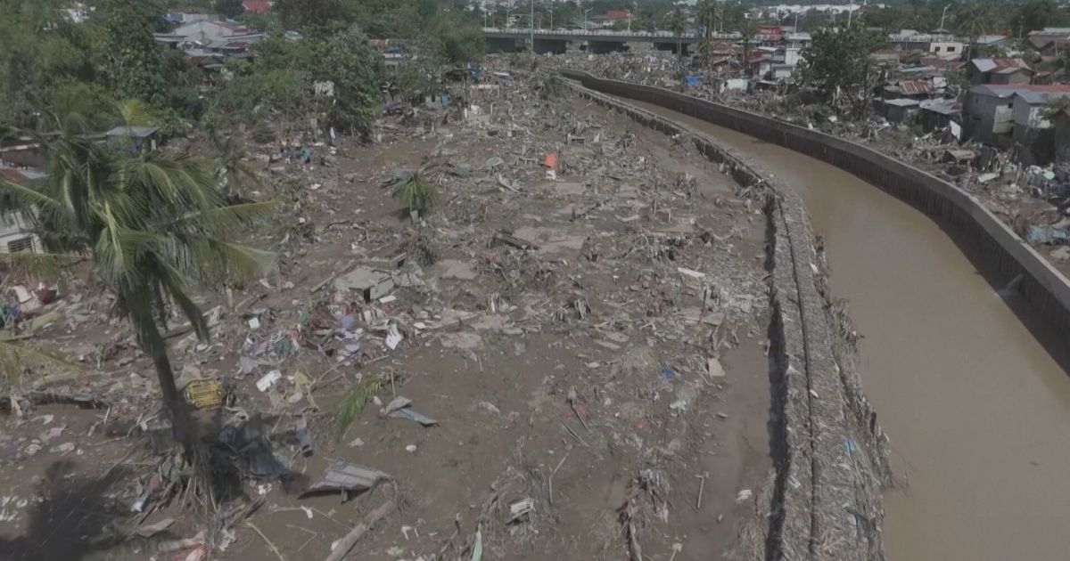 Imagens de drones sobre Cebu mostram casas arrasadas apos a passagem do tufao Kalmaegi