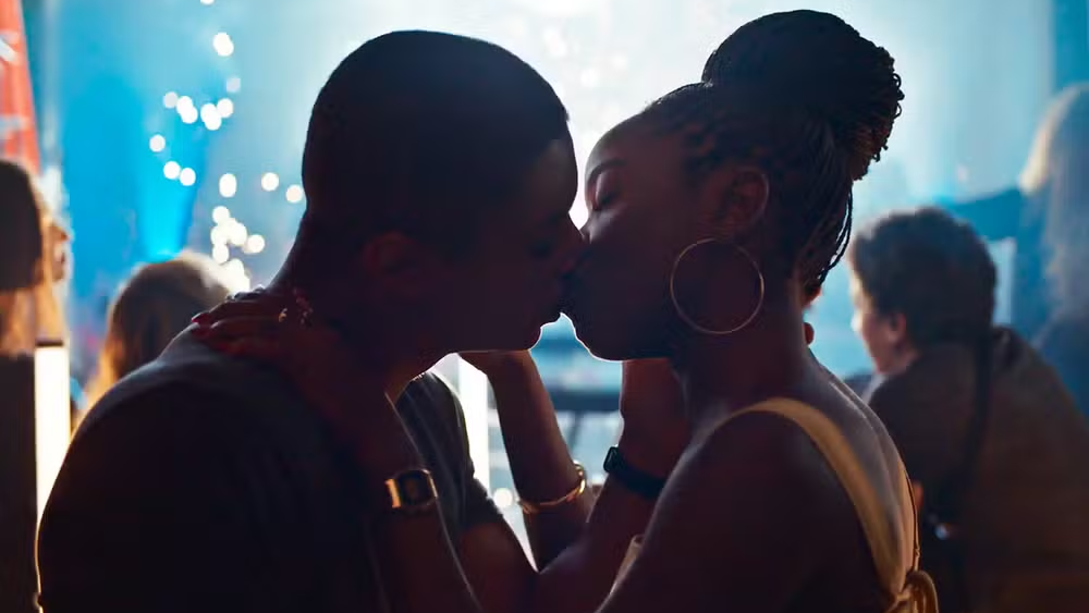 “Dona de Mim”: Voltaram? Leo e Marlon se beijam durante clipe