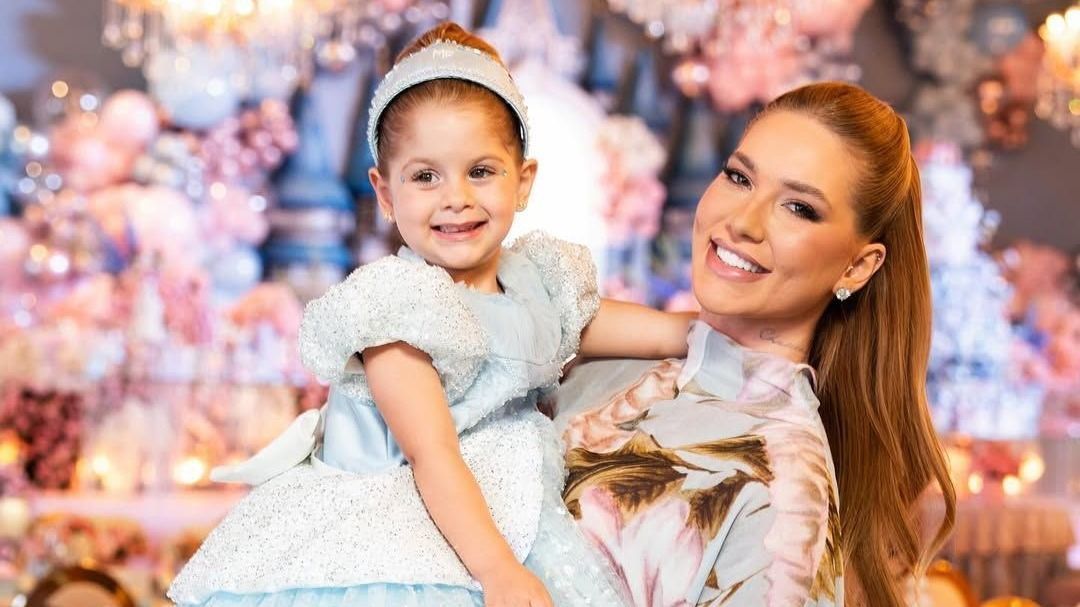 Virginia encanta web ao mostrar a filha Maria Flor sendo “blogueira”