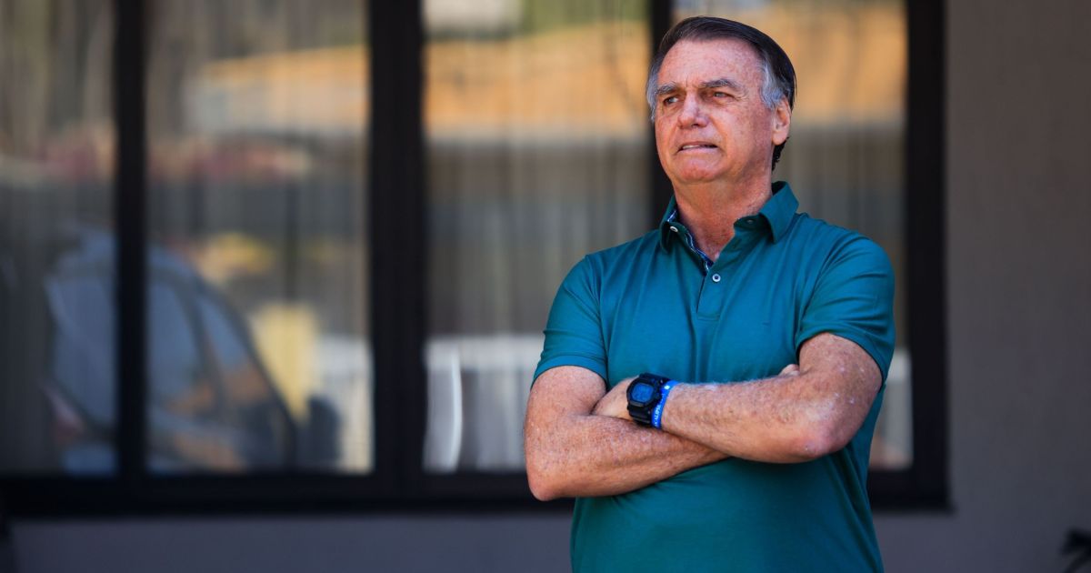 Médicos otimizam remédios e dieta de Bolsonaro contra soluços até avaliação