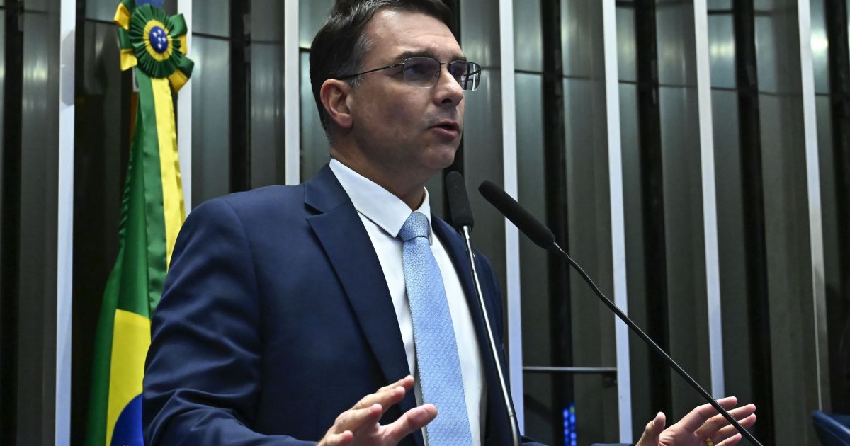 Flávio visita Bolsonaro pela 1ª vez após anúncio de candidatura