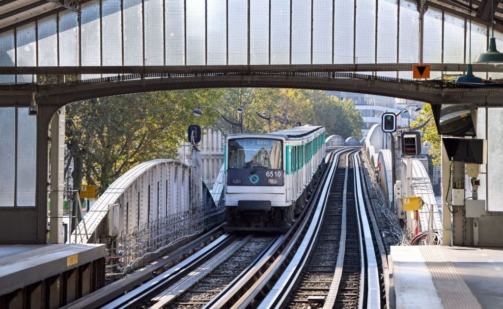 Homem é preso após atacar três mulheres com faca no metro de Paris