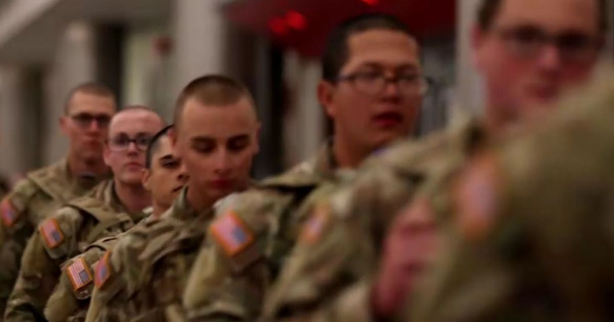 Milhares de recrutas do Exército dos EUA voltam para casa para o Natal