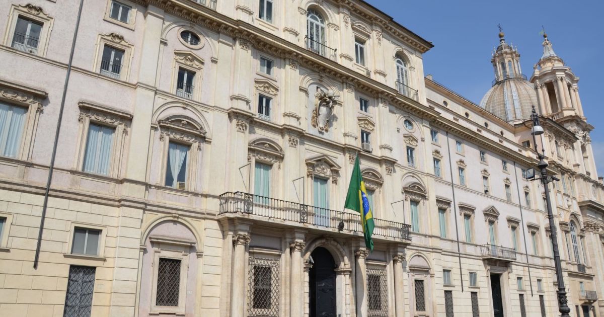 Conheça a Embaixada do Brasil em Roma onde Porchat está hospedado