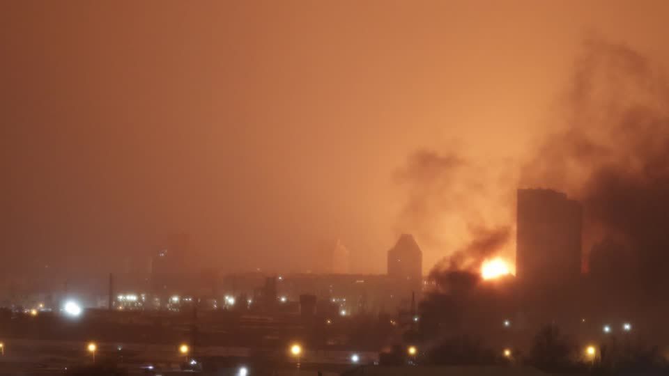 Ataque russo deixa quatro mortos e provoca incêndios em Kiev