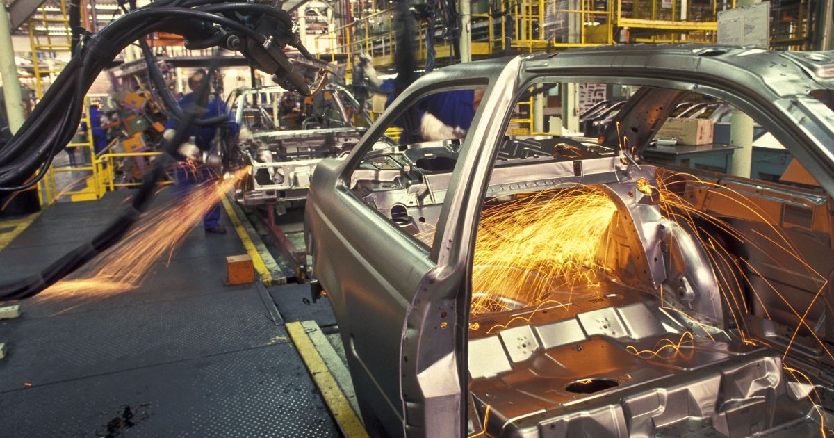 Faturamento da indústria sobe, mas emprego no setor cai em novembro