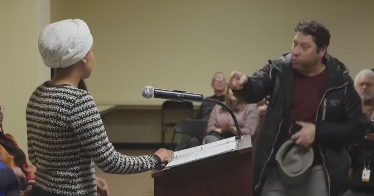 Homem joga liquido em Ilhan Omar em evento em Minnesota nos Estados Unidos