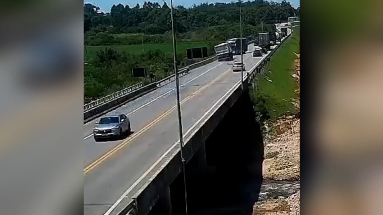 Vídeo mostra momento do acidente que deixou 11 mortos em Pelotas (RS)