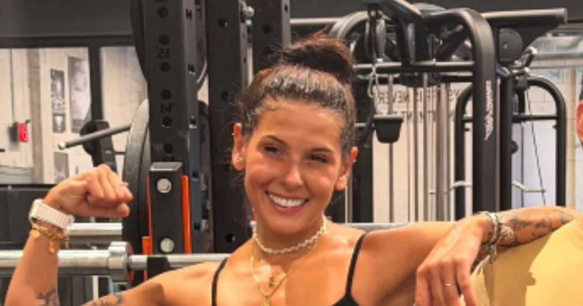 Ana Castela exibe músculos dos braços definidos na academia; veja