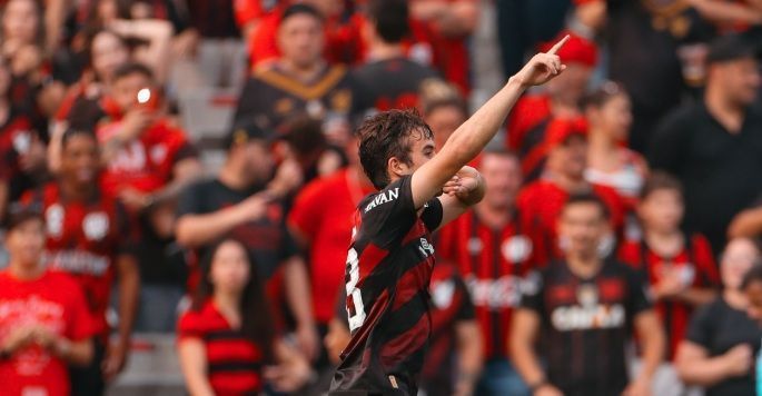 Dudu marca gol do Athletico em classico contra o Coritiba