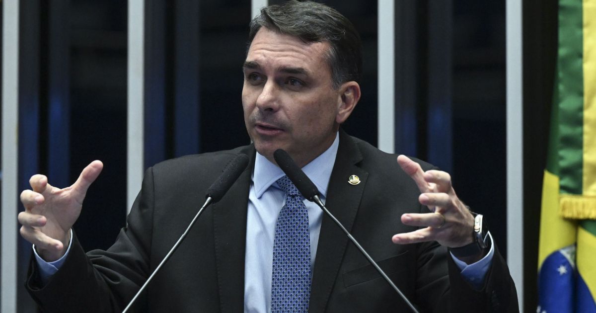 Flávio Bolsonaro passa por duas cirurgias oftalmológicas em Brasília