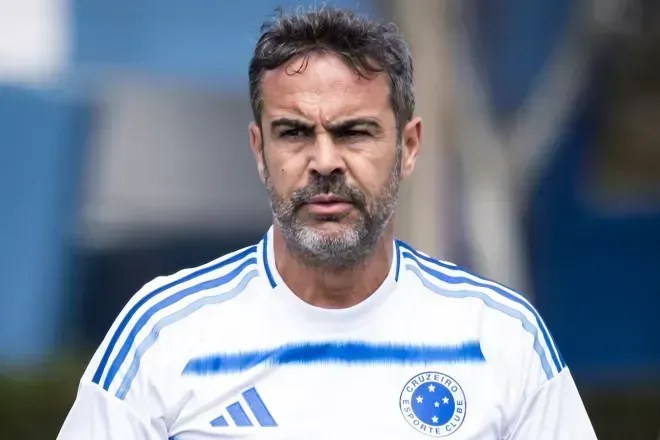 Artur Jorge tera a missao de ajeitar a defesa do Cruzeiro.webp
