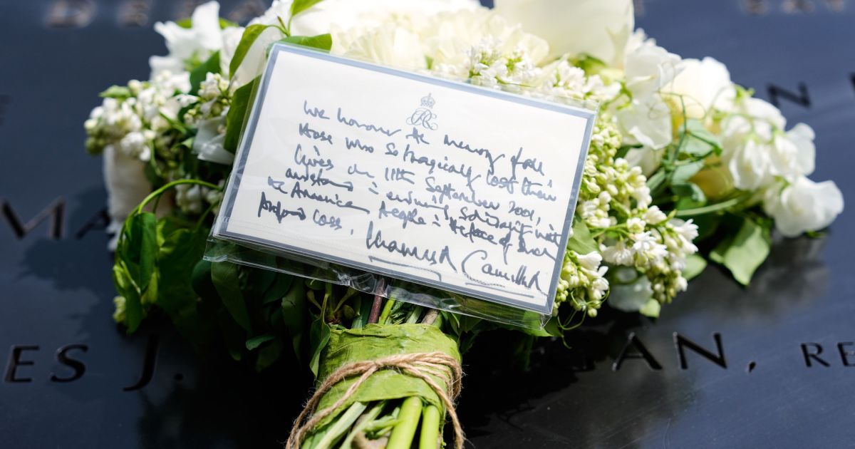 Flores enviadas pelo rei Charles III e pela rainha Camilla da Gra Bretanha foram depositadas no Memo