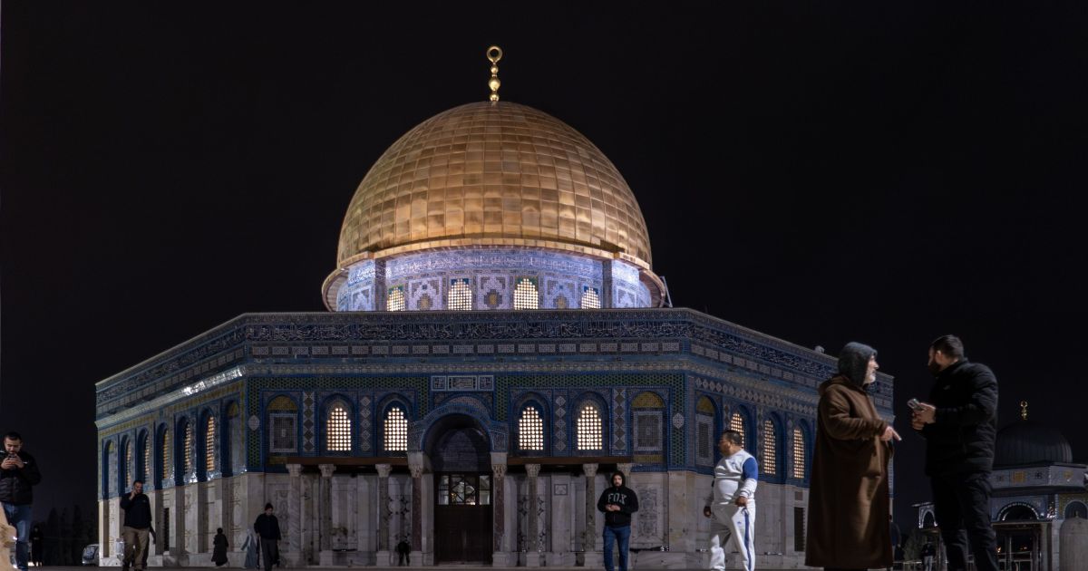 Muculmanos palestinos entram na Mesquita de AlE28091Aqsa reaberta apos 40 dias fechada devido a a