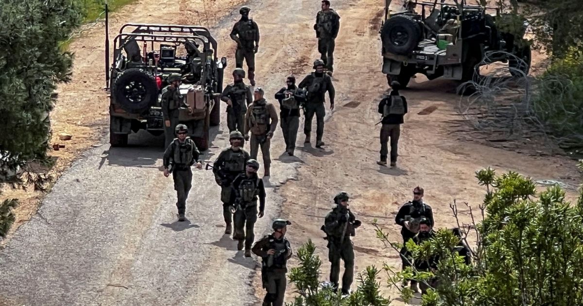 Soldados israelenses em veiculos militares no lado israelense da fronteira entre Israel e Libano e17