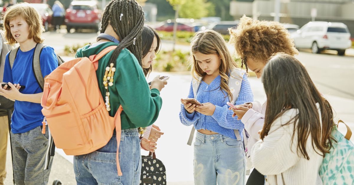 criancas adolescentes smartphones celular e1776296475320