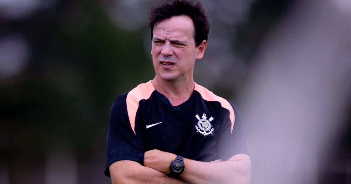 fernando diniz treino corinthians e1775582845301