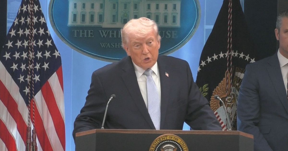 trump durante coletiva de imprensa sobre o ira