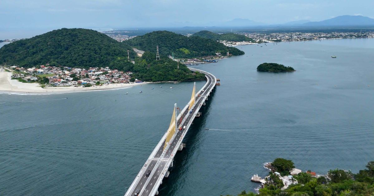 Imagem mostra a Ponte de Guaratuba no litoral paranaense