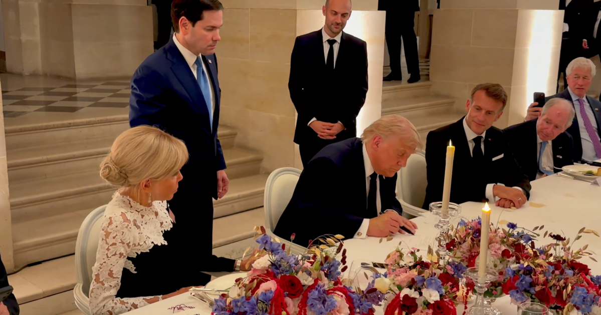 Donald Trump assina copia impressa de acordo com o Ira