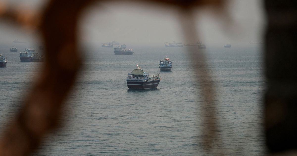 Cerca de 25 navios cruzaram o Estreito de Ormuz na quinta-feira (18)