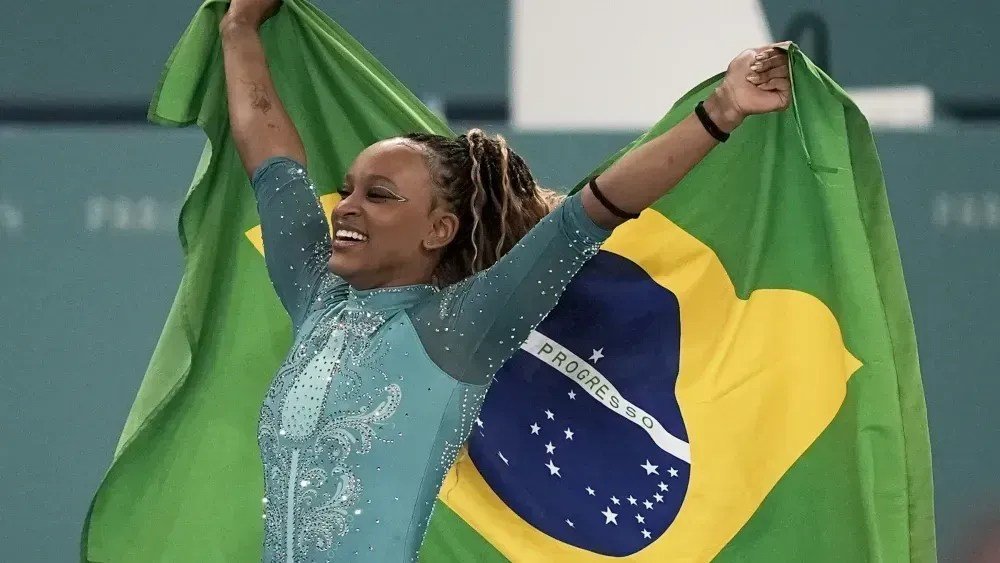 Rebeca Andrade celebra retorno e medalha brasileira no Pan-Americano