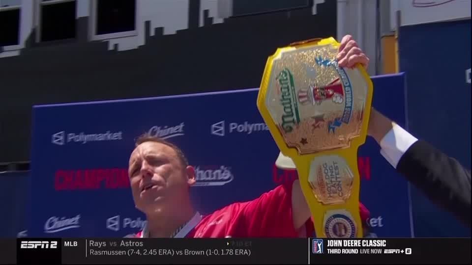 Nos 250 anos dos EUA, Joey Chestnut vence disputa de cachorro-quente