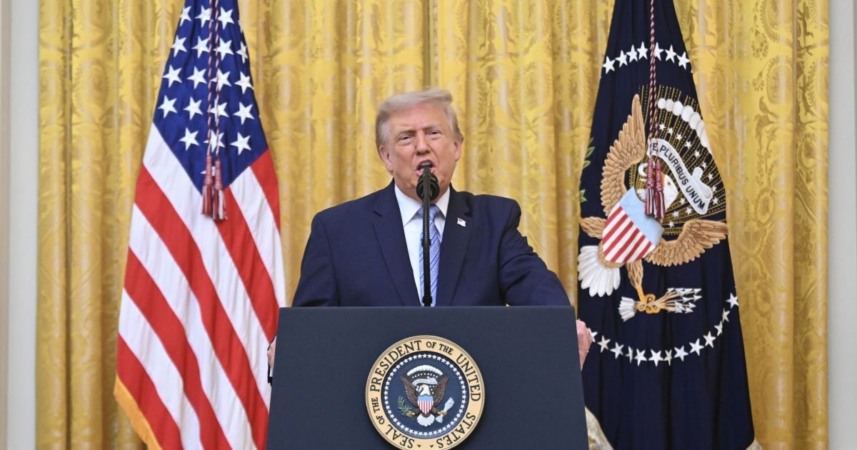 Trump ameaça impor tarifas sobre medicamentos genéricos a partir de 2028