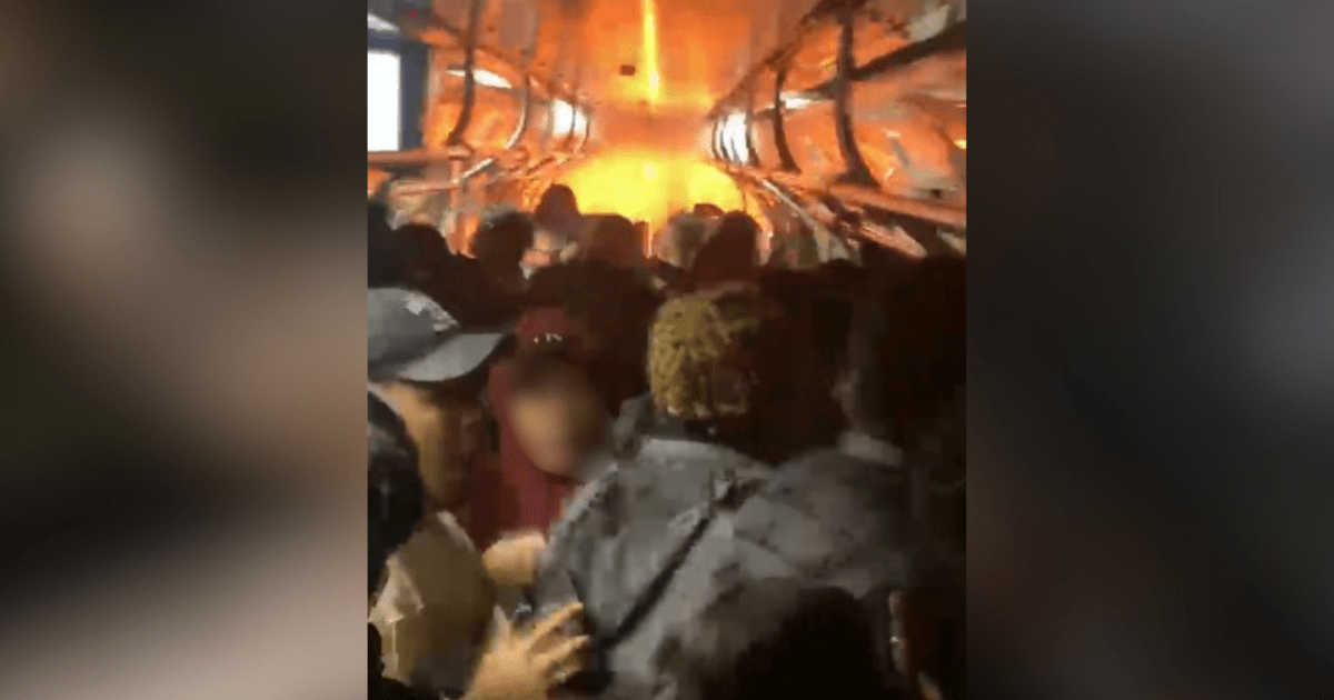 Vídeo: veja momento em que trem pega fogo no Centro de São Paulo