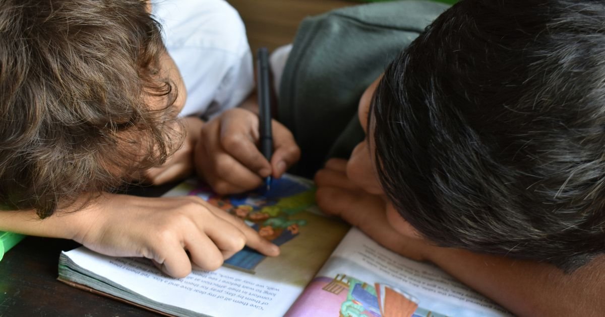 Brasil reduz atraso escolar na rede pública em todas as regiões, diz Unicef