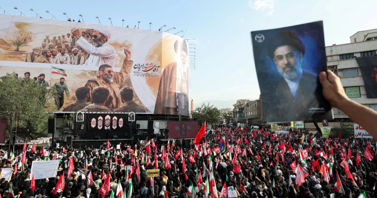 Multidão toma as ruas de Teerã no funeral do aiatolá Ali Khamenei