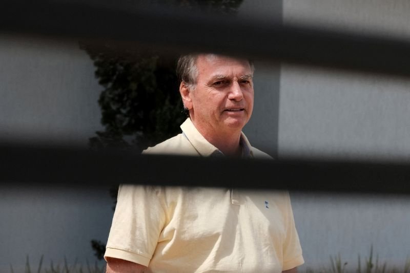 Bolsonaro abre mão de arma e aguarda decisão de Moraes sobre domiciliar