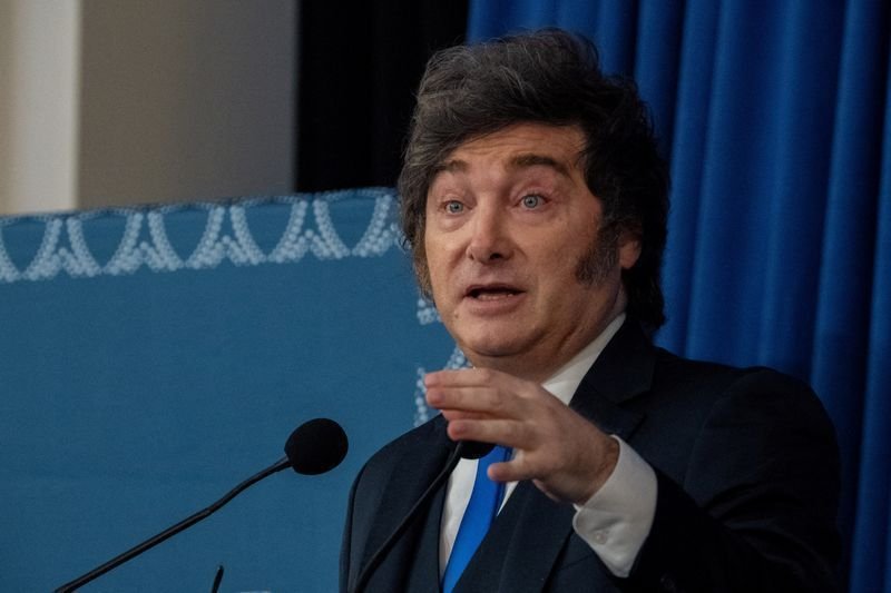 Milei assina decreto que prevê veto e expulsão por ataques à Argentina