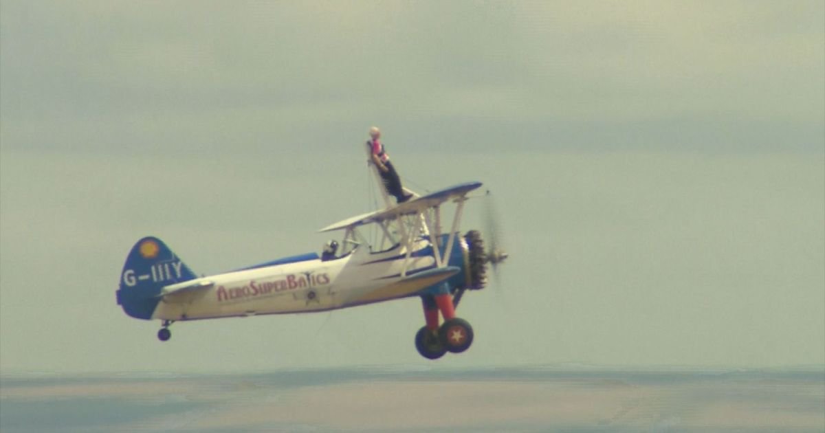 Vídeo: Britânica de 97 anos anda em asa de avião e quebra recorde mundial