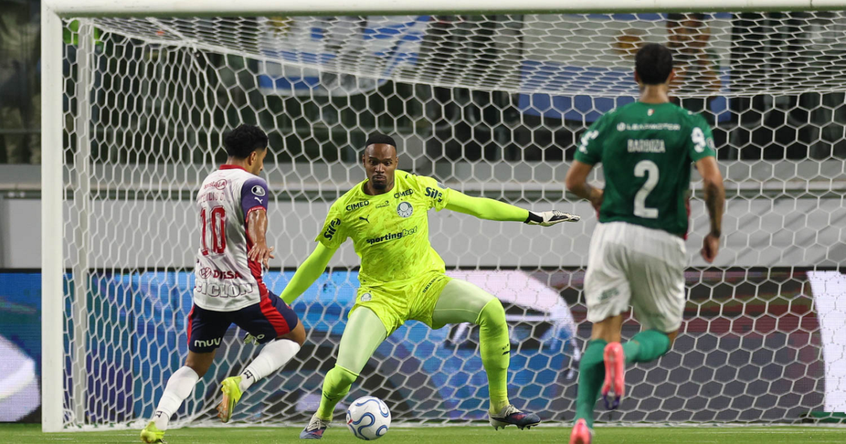 Flaco López comenta falha de Carlos Miguel no Palmeiras: “Normal errar”