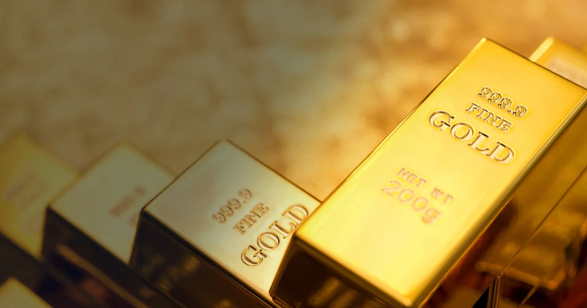 Ouro fecha em leve queda com pressão do petróleo e expectativas sobre Fed