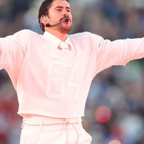 Bad Bunny cita o Brasil em show no Super Bowl; assista