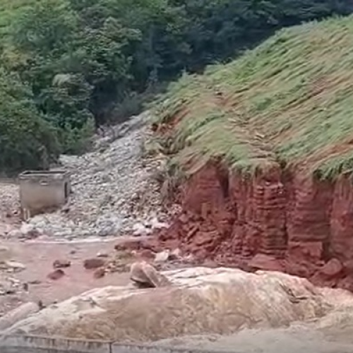 Barragem transborda e deixa famílias ilhadas no interior de MG