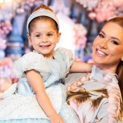 Virginia encanta web ao mostrar a filha Maria Flor sendo “blogueira”
